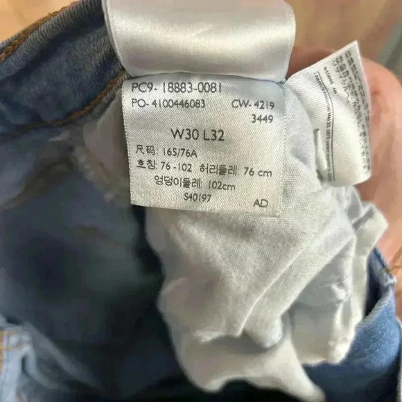 *Levi Light-wash High-Rise Straight Jean Size 30 - Picture 6 of 7